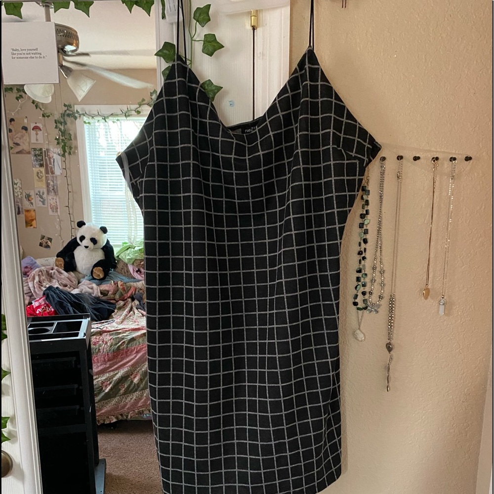 grid black and white dress  𖡼.𖤣𖥧